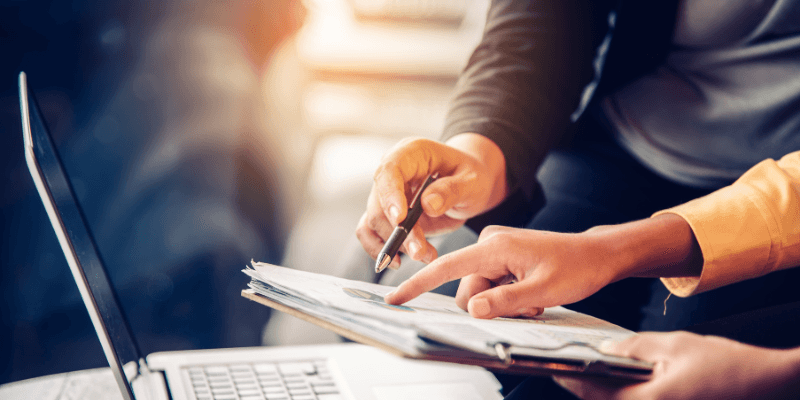 Top 9 Tips for Mental Wellness in a Digital Age Someone guiding another person through the digital landscape